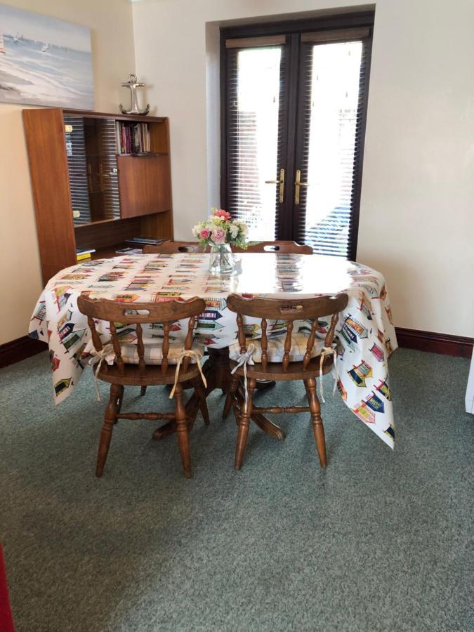Quayside Close Holiday Apartments 풀 외부 사진