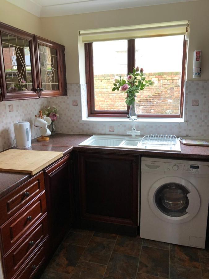 Quayside Close Holiday Apartments 풀 외부 사진