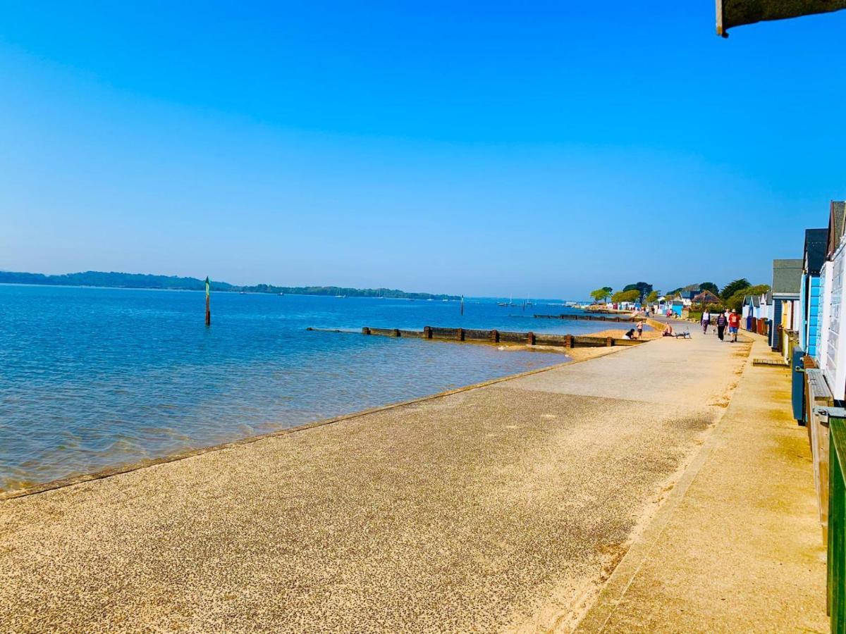 Quayside Close Holiday Apartments 풀 외부 사진