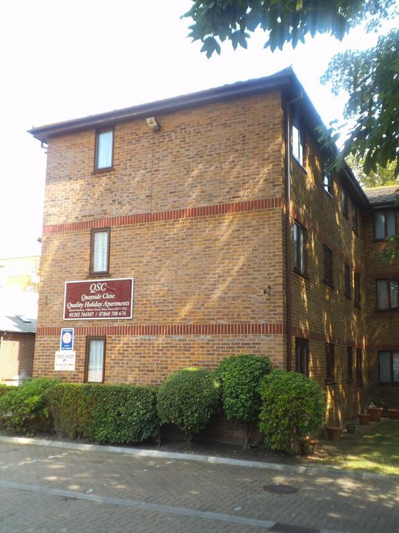 Quayside Close Holiday Apartments 풀 외부 사진