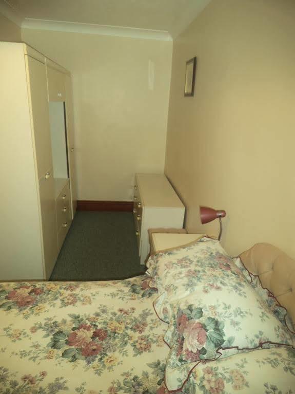 Quayside Close Holiday Apartments 풀 외부 사진